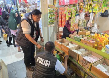 Pengecekan langsung terhadap volume minyak goreng Minyakita di Pasar Induk Taman Rawa Indah, Selasa 11 Maret 2025. (Ist)