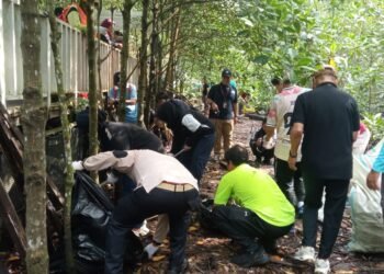 Wali Kota Bontang Neni Moerniaeni pimpin kerja bakti program Jumaat bersih (Ayb)