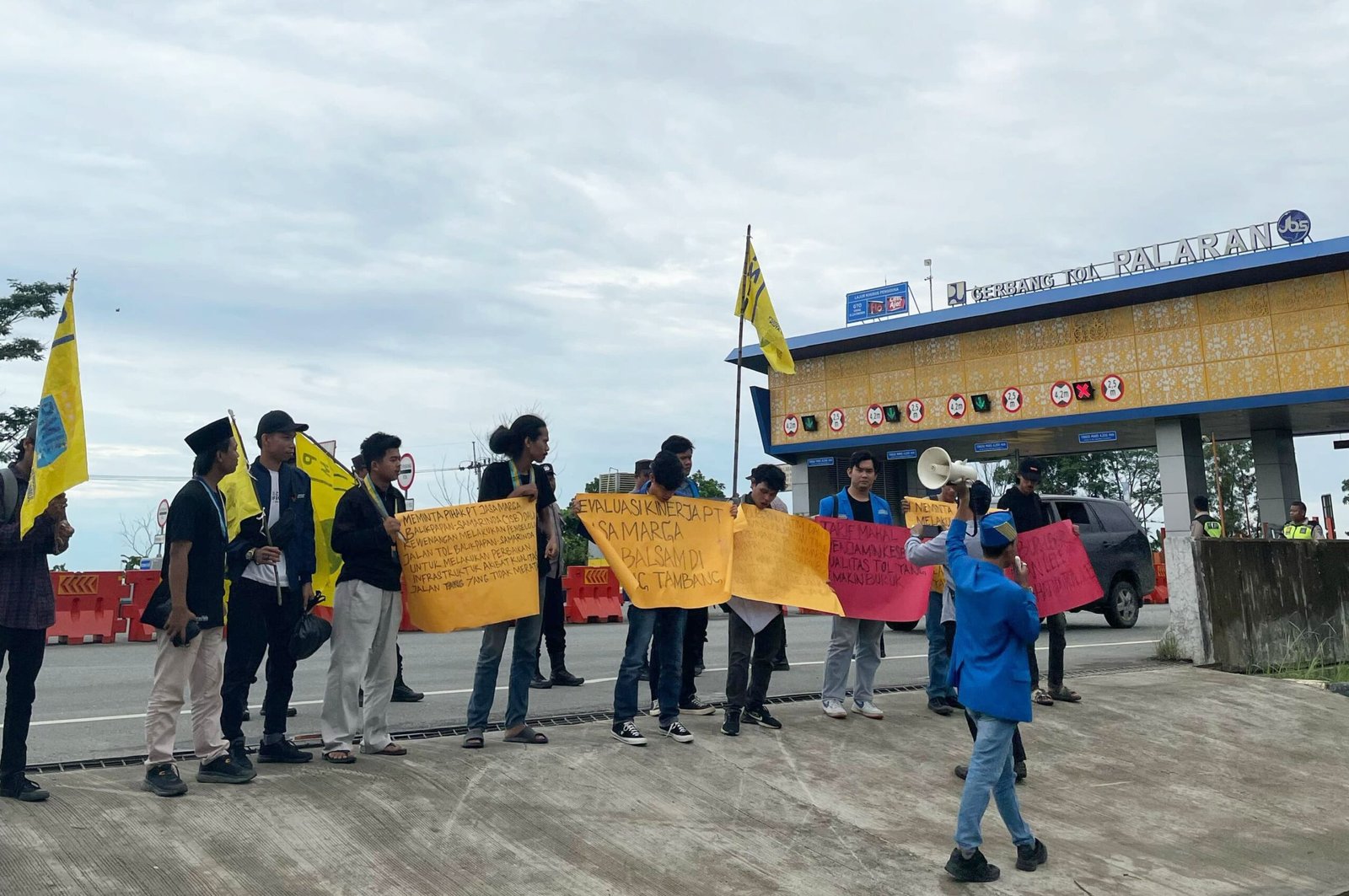 Aksi ini meminta Pemprov Kaltim untuk mengevaluasi kinerja pihak pengelola jalan tol Balsam.