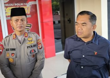 Kapolres Bontang, AKBP Alex Frestian Lumban Tobing dan Kasat Reskrim AKP Hari Supranoto saat di wawancara awak media (Ayb)