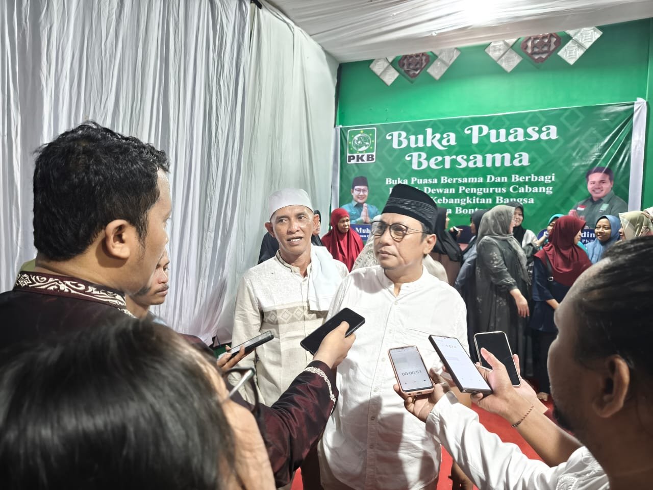 Ketua DPC PKB Bontang, Firman, saat diwawancarai awak media