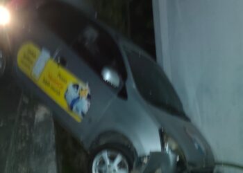 Mobil yang terperosok di Jl. Kapal Pinisi 2, Kelurahan Loktuan. (Ist)