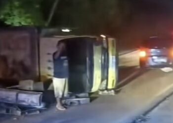 Sebuah truk yang membawa muatan potongan besi terguling di Jalan Sultan Sulaiman, Gunung Gambut, Kota Samarinda, Minggu (2/3) (Foto Ist)