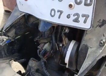 Kondisi motor korban bagian depan usai menabrak mobil parkir didepan Hotel Oaktre (Foto Ist)