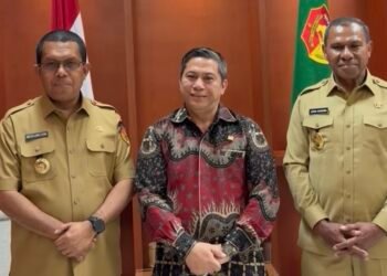 Anggota DPR RI Dapil Kaltim, Yulianus Henock Sumual, tengah, Gubernur Melki Laka Lana, kanan danWakil Gubernur Johni Asadoma, kiri (Foto Ist)