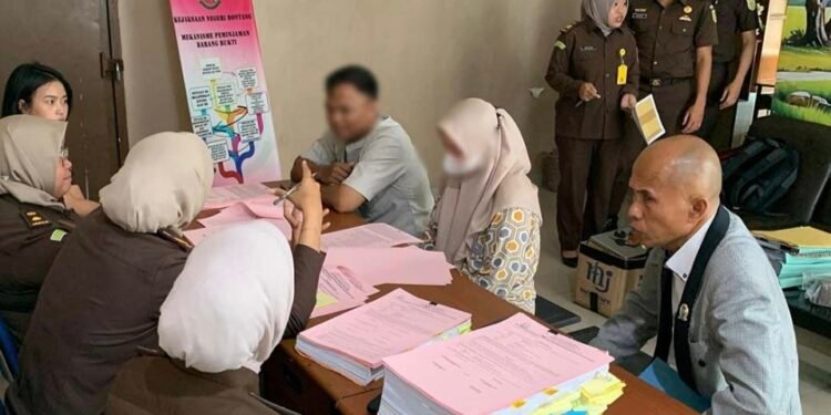 Kejari Bontang menerima tersangka dan barang bukti investasi bodong Apderis dari Penyidik Polres Bontang (Foto Ist)