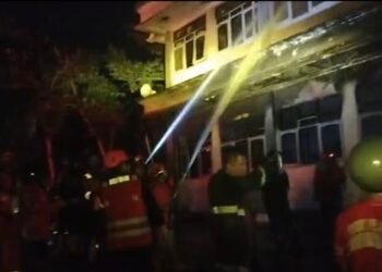 Pihak Damkar padamkan api di lokasi kebakaran (Ist)