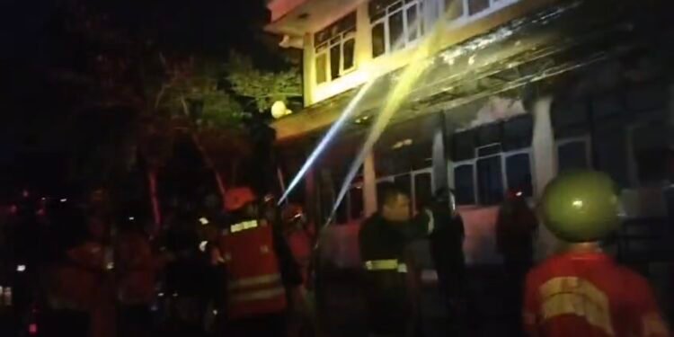 Pihak Damkar padamkan api di lokasi kebakaran (Ist)