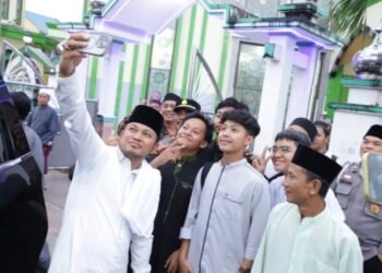 Gubernur Kalimantan Timur (Kaltim), H. Rudy Mas'ud (Harum) foto bareng anak SMA (Ist)