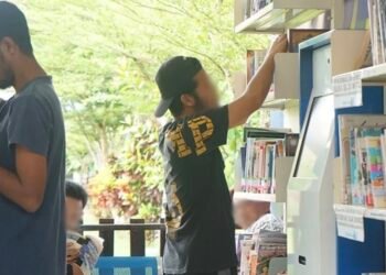 Para narapida asyik membaca di rumah baca Lapas Bontang (Ist)