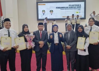 Sesi foto bersama PPPK bersama Wali Kota Neni Moerniaen dan Wakil Wali Kota Agus Haris (Ayb))