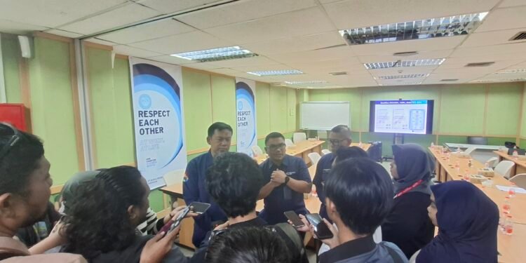 Manajer PT Kaltim Nitrate Indonesia saat diwawancarai awak media