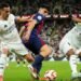 Perebutan bola pemain Real Madrid dan Barcelona
