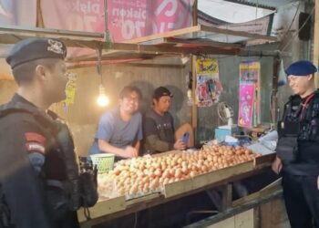 Satuan Brimob Polda Kalimantan Timur (Kaltim) meningkatkan pengamanan di sejumlah pasar tradisional Kota Balikpapan. (Ist)