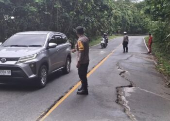 Jalan Poros Samboja - IKN Rusak, Satlantas Polres Kutai Kartanegara Turun Tangan. (Ist)
