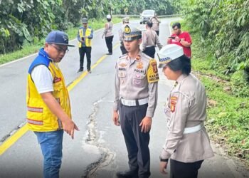 Kasat Lantas Polres Kutai Kartanegara, IPTU Ahmad Fandoli, melakukan peninjauan langsung ke lokasi jalan longsor di Km 11 Jl. Poros Samboja - IKN . (Ist)