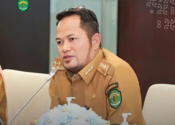 Gubernur Rudy Mas'ud memimpin rapat program pendidikan gratispol generasi emas. (Foto : ADPIM KALTIM)