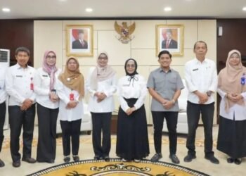 Wali Kota Bontang Neni Moerniaeni didampingi Ketua DPRD Bontang Andi Faisal Sofyan Hasdam, Sekretaris Kota Bontang Hj Aji Erlinawaty dan Kepala Bappeda Bontang Amirudin Syam, serta pimpinan perangkat daerah Pemerintah Kota Bontang, audiens dengan Gubernur Kaltim terkait program pendidikan. (Foto ADPIM Pemprov Kaltim)