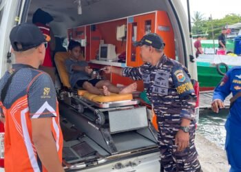 BPBD Bontang Melakukan Evakuasi Pengunjung di Pulau Beras Basah (Foto BPBD Bontang)