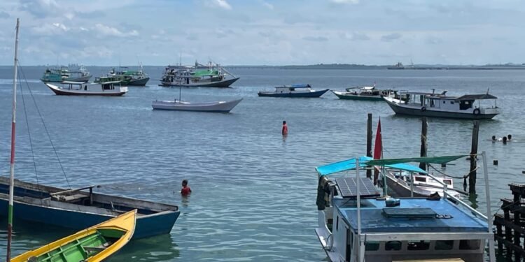 Sejumlah kapal pengantar wisatawan yang berkunjung di Pulau Beras Basah (BPBD Bontang)