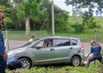Damakar Bontang evakuasi mobil yang nabrak pagar. (Ayb)