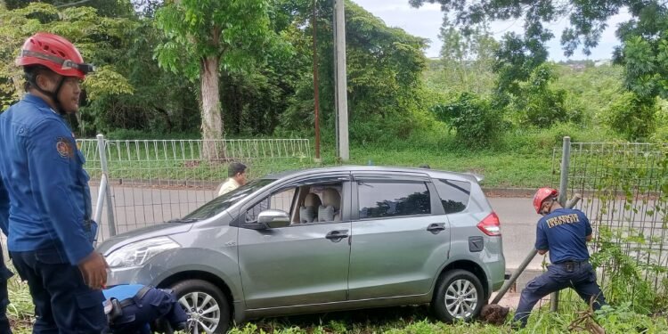 Damakar Bontang evakuasi mobil yang nabrak pagar. (Ayb)