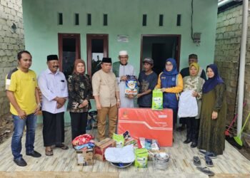 Wakil Wali Kota Bontang Agus Haris salurkan bantuan layak huni. (Ayb)