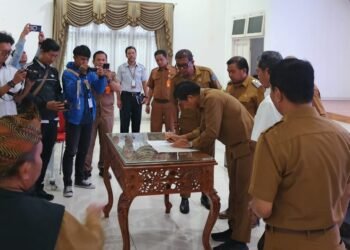 Agus Haris Wakil Wali Kota Bontang lakukan penandatanganan komitmen bersama untuk mencapai target zero pengangguran bersama perusahan. (Ayb)