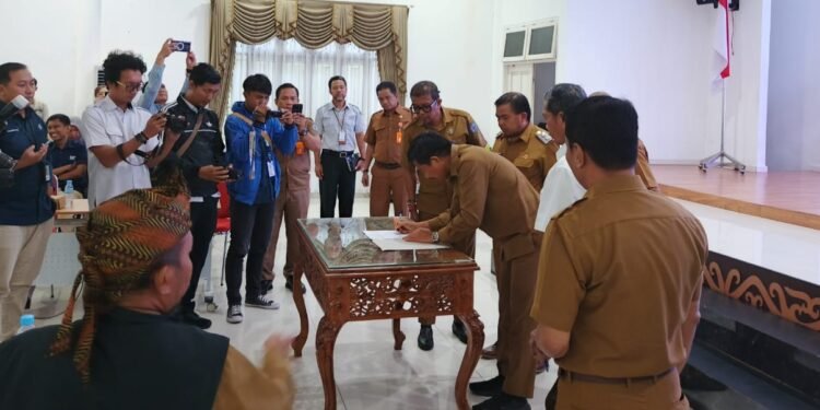 Agus Haris Wakil Wali Kota Bontang lakukan penandatanganan komitmen bersama untuk mencapai target zero pengangguran bersama perusahan. (Ayb)