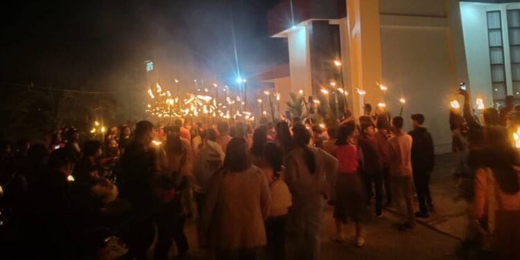 Pawai Obor Perayaan Paskah di Bontang Berlangsung Khidmat