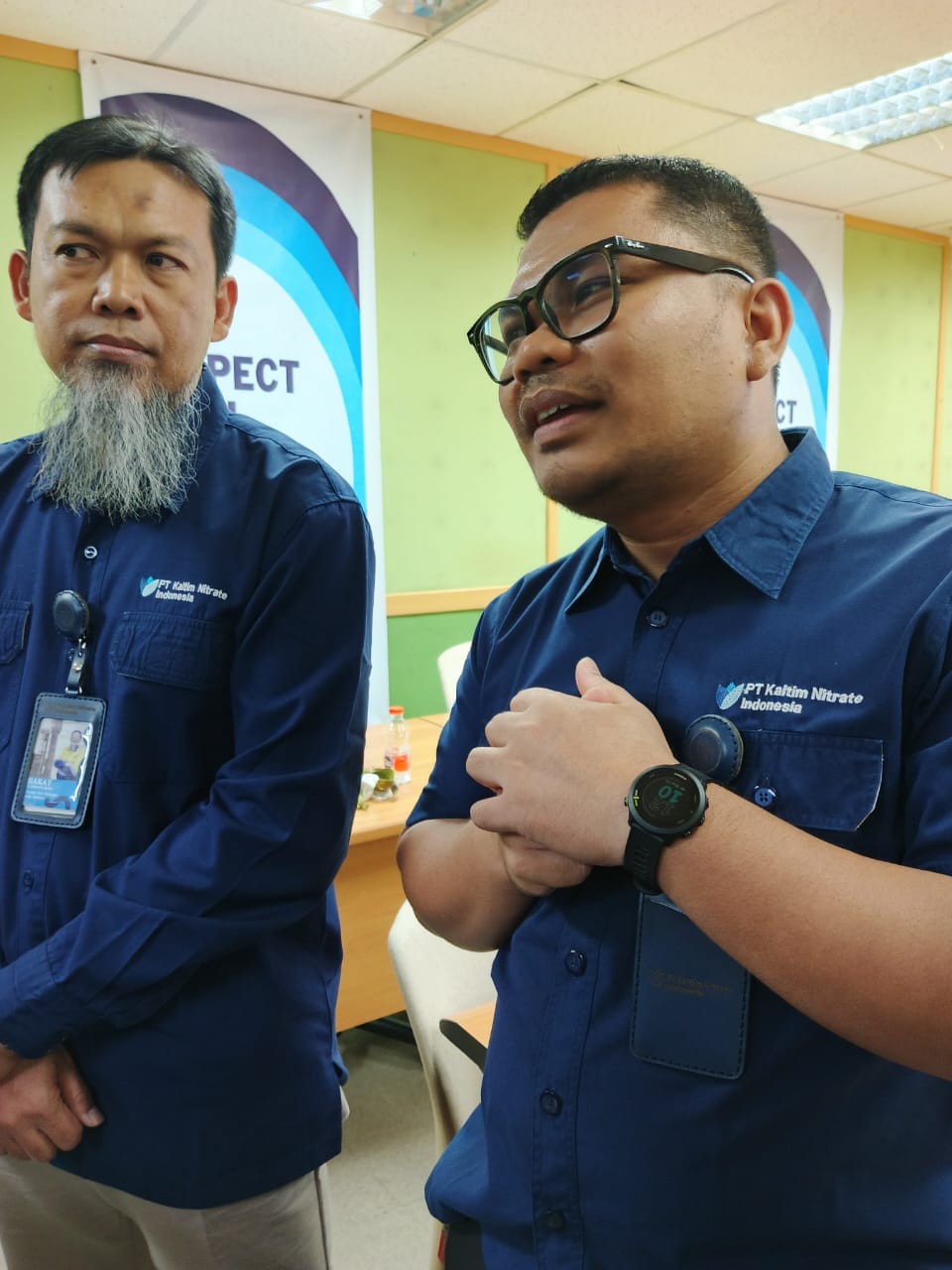 Bakat Subroto Hadi, Senior Site Manager PT KNI dan Wisnu, Komdev Specialist PT KNI di wawancara awak media
