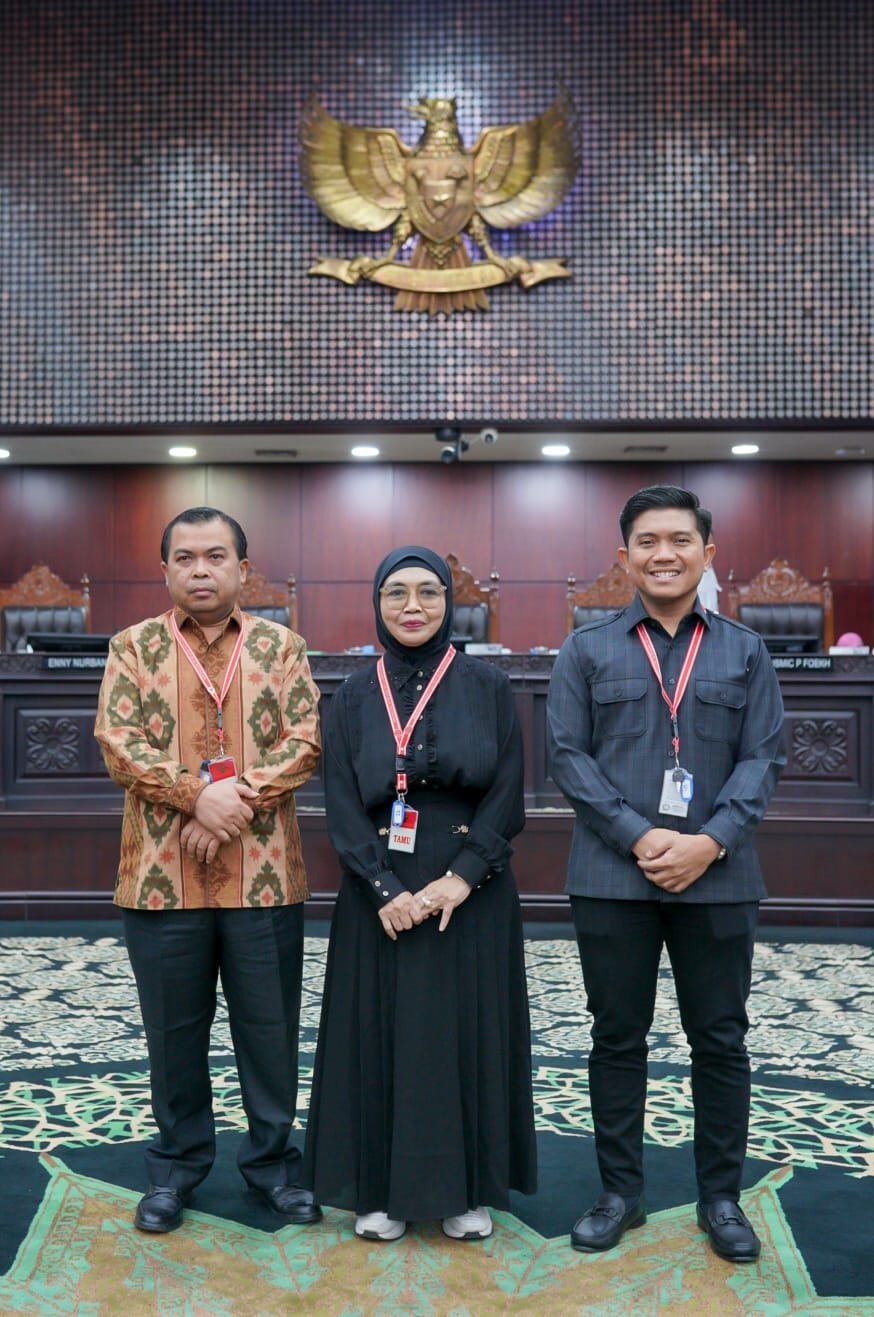 Wali Kota Neni, Wakil Wali Kota Agus Haris dan Ketua DPRD Bontang Andi Faiz mengikuti sidang lanjutan tapal batas Kampung Sidrap di MK