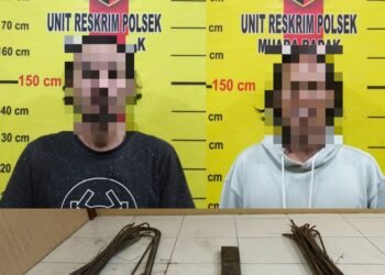 Unit Reskrim Polsek Muara Badak mengamankan dua pelaku pencurian material bangunan milik SMP IT. (Ist)