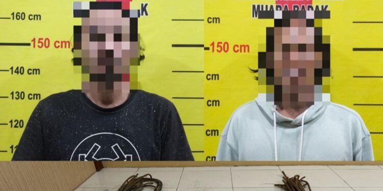 Unit Reskrim Polsek Muara Badak mengamankan dua pelaku pencurian material bangunan milik SMP IT. (Ist)