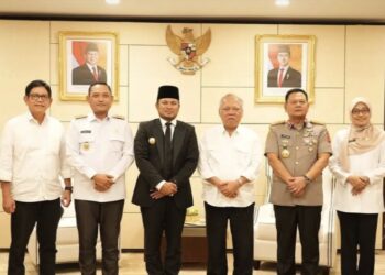 Gubernur Kaltim Rudy Mas'ud dan Wakil Gubernur Seno Aji menerima kunjungan Kepala Otorita Ibu Kota Nusantara (OIKN) Basuki Hadimoeljono di Kantor Gubernur Kaltim. (Foto ADPIM Kaltim)