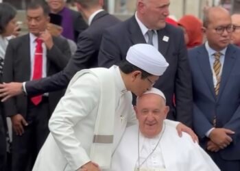 Kementerian Agama Republik Indonesia, Nararudin Umar mencium kening Paus saat datang ke Indonesia