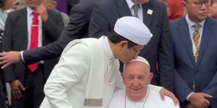 Kementerian Agama Republik Indonesia, Nararudin Umar mencium kening Paus saat datang ke Indonesia