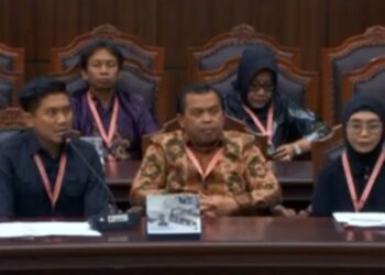 Sidang Kampung Sidrap di MK, Wali Kota Neni, Wakil Wali Kota Agus Haris, dan Ketua DPRD Bontang Andi Faiz. (Foto Screenshot Youtube MK)