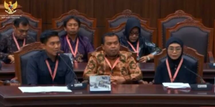 Sidang Kampung Sidrap di MK, Wali Kota Neni, Wakil Wali Kota Agus Haris, dan Ketua DPRD Bontang Andi Faiz. (Foto Screenshot Youtube MK)