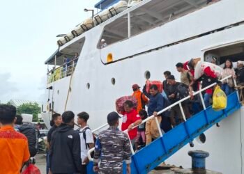 Ilustrasi Turun Para Penumpang KM. Binaya