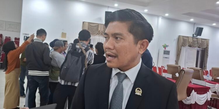 Ketua DPRD Bontang Andi Faiz Sofyan Hasdam saat diwawancarai usai rapat paripurna soal hibah lahan ke Bulong