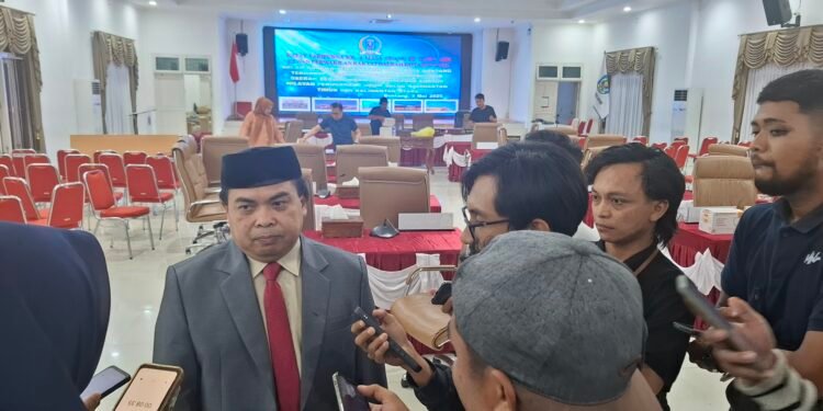 Wakil Wali Kota Bontang Agus Haris, saat diwawancara awak media