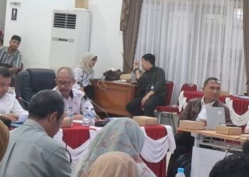 Wakil Wali Kota Bontang Agus Haris saat memimpin rapat tindak lanjut pendataan kemiskinan dan ketenagakerjaan, Rabu 21 Mei 2025