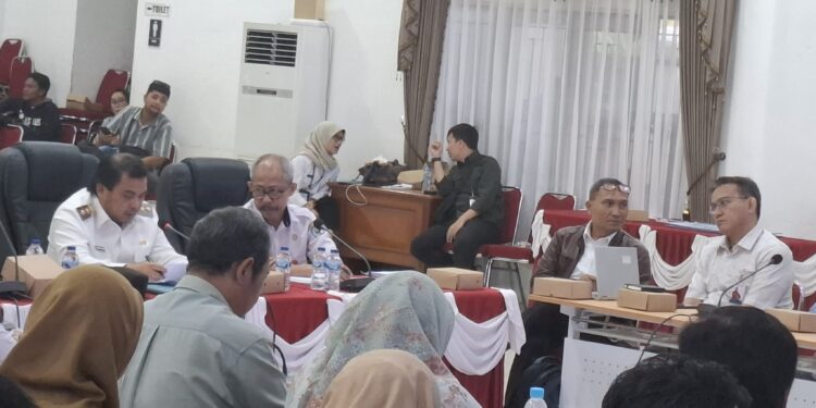 Wakil Wali Kota Bontang Agus Haris saat memimpin rapat tindak lanjut pendataan kemiskinan dan ketenagakerjaan, Rabu 21 Mei 2025
