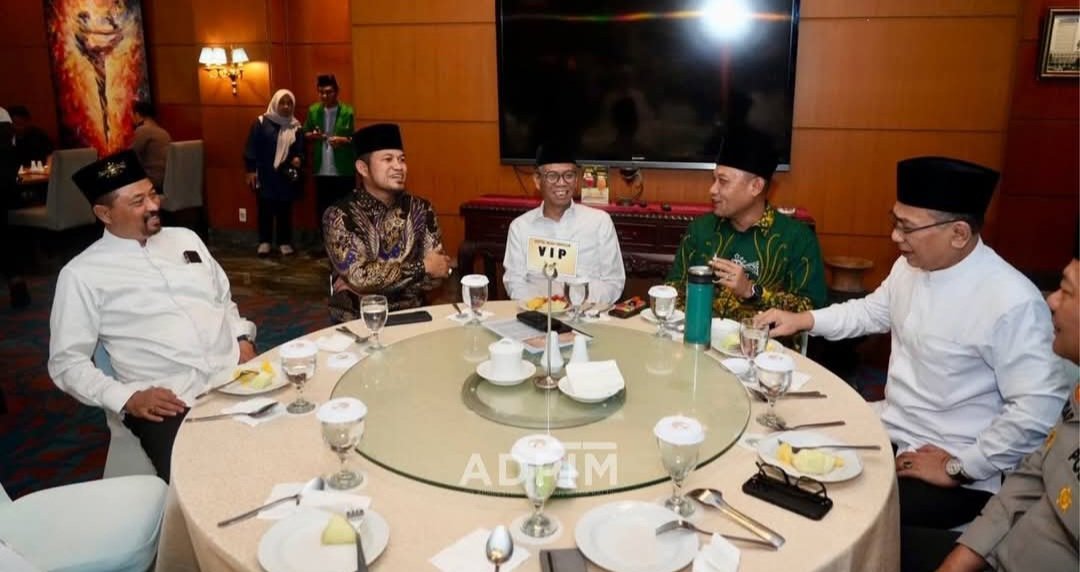 Ketua Umum PBNU KH Yahya Cholil Staquf, Sekjen PBNU KH Saifullah Yusuf yang juga menjabat Menteri Sosial RI diskusi bareng Gubernur Kaltim Rudy Mas'ud di pelantikan PCNU Samarinda. (Ist)