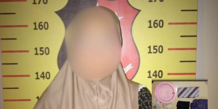 Pelaku berinisial M (35), seorang perempuan warga Kelurahan Muara Jawa Pesisir, Kecamatan Muara Jawa, diamankan setelah menipu seorang warga lanjut usia di Kecamatan Samboja.
