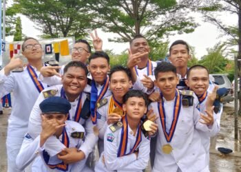 Sejumlah pelajar SMK Negeri 2 Bontang foto bersama usai dinyatakan lulus