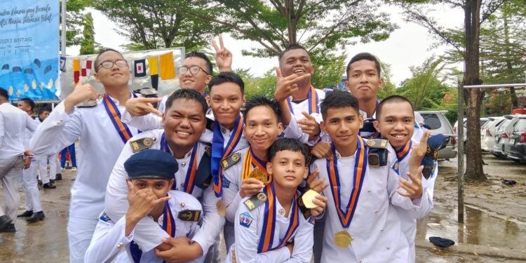Sejumlah pelajar SMK Negeri 2 Bontang foto bersama usai dinyatakan lulus