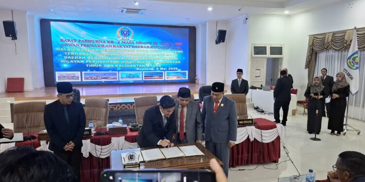 Rapat Paripurna DPRD Kota Bontang yang digelar pada Senin, 5 Mei 2025.