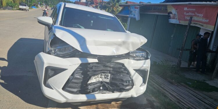 Kondisi mobil yang ditumpangi dua anggota DPRD Bontang terlibat kecelakaan